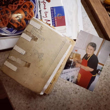 Load image into Gallery viewer, 'Memories' Bread Scented Candle