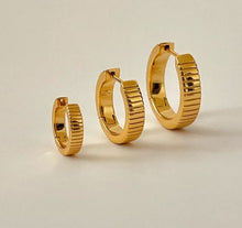 Load image into Gallery viewer, Ribbed Honey Hoops