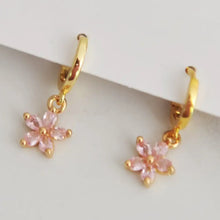 Load image into Gallery viewer, Earrings by 'Oh So Lovely'
