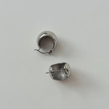 Load image into Gallery viewer, Lillibet Chunky Hoops
