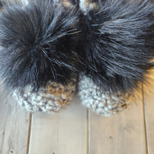 Load image into Gallery viewer, Piggy Knitty Pom Slippers
